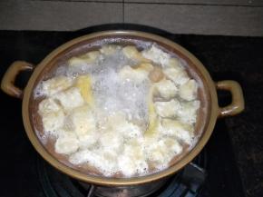 用勺子翻一下锅底的米粒，用火芯熬煮