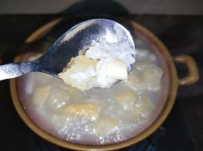 偶尔用勺子翻动一下，观察一下米粒状态，如图米粒开花，粒粒分明，米汤浓稠即可