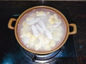 加入鱼饼，鱼饼本来就是熟的，不用煮太久，加入调味后拌匀