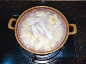 加入鱼饼，鱼饼本来就是熟的，不用煮太久，加入调味后拌匀