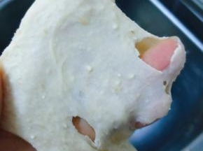 除黄油外，所有的材料混合揉至面团光滑，加入黄油