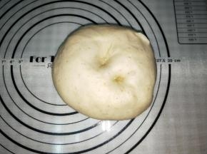 用手指戳一个洞，不塌陷不回缩，一次发酵结束