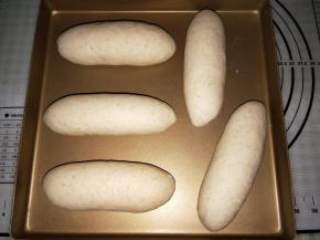 ○型长型都可以，发酵至两倍大，找一成薄薄的蛋液撒上芝麻