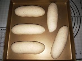 ○型长型都可以，发酵至两倍大，找一成薄薄的蛋液撒上芝麻