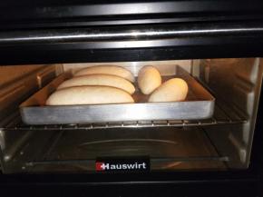 预热烤箱190℃转180℃上下火中层16-18分钟。