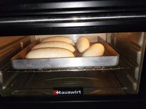 预热烤箱190℃转180℃上下火中层16-18分钟。