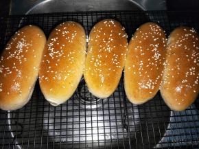 烘烤结束后，取出放在架子上放凉