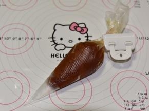 流心馅放入裱花袋中，袋子剪一小口，备用。