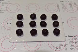 豆沙馅分成12份，每份20克