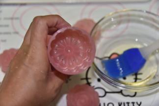 学厨的月饼模具里抹少许玉米油