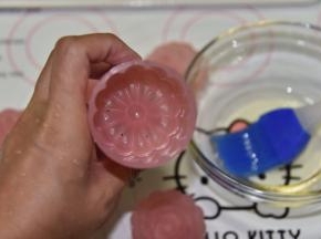 学厨的月饼模具里抹少许玉米油