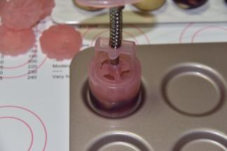 往下轻轻按压，提起模具。