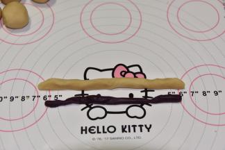 两种桃山皮都搓成长条，缠绕后卷起来