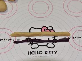 两种桃山皮都搓成长条，缠绕后卷起来
