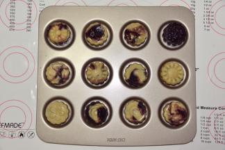 同理做完12个月饼，放入165度的烤箱，烘焙12分钟，放凉后密封保存，待其回油即可食用。