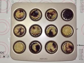 同理做完12个月饼，放入165度的烤箱，烘焙12分钟，放凉后密封保存，待其回油即可食用。