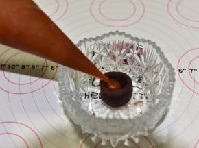 豆沙馅挖一个小孔，挤入5克流心馅，收口后搓圆