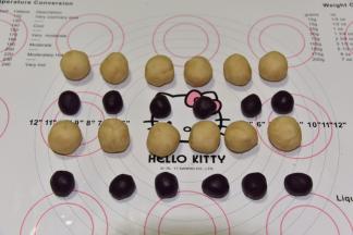 牛奶桃山皮分成12份，每份20克；紫薯桃山皮也分成12份，每份5克