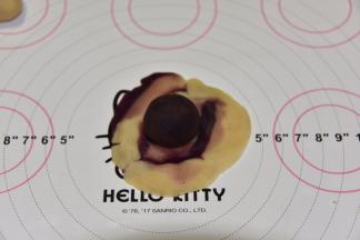 按扁，包上豆沙馅，收口后搓圆