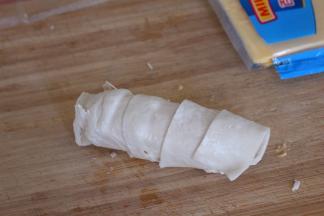 然后用飞饼皮裹住香肠