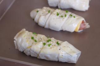 表面撒香葱碎和香草粒