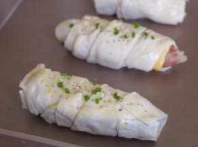 表面撒香葱碎和香草粒