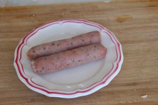 香肠煮熟晾凉备用。烤箱220度预热