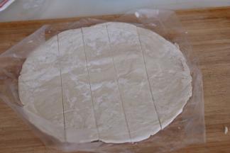 飞饼取出回温，切条