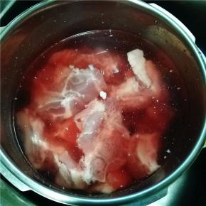 将猪骨头用清水浸泡，期间多次换水。