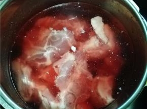 将猪骨头用清水浸泡，期间多次换水。