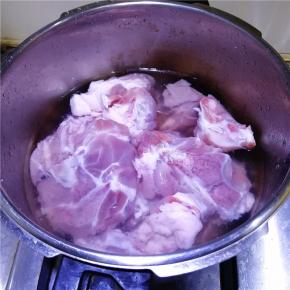 .锅中加水，将骨头放入水中焯一下。