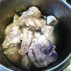 待骨头焯至稍微变色没有血色时即可捞出。