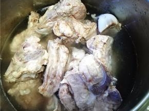 待骨头焯至稍微变色没有血色时即可捞出。