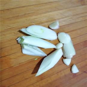 将葱姜切块备用。