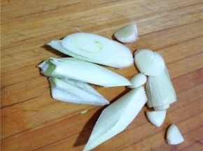将葱姜切块备用。