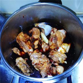 为了上色和入味，我又加入了蚝油和黄豆酱。