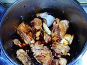 为了上色和入味，我又加入了蚝油和黄豆酱。