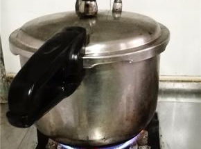 大火加热至上汽后转为小火，加热25分钟。