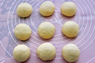 把面团分割成9份，滚圆排气后。