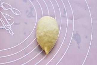 取一个面团，用手搓成水滴状。