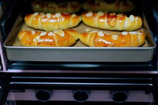 美美滴杏仁牛角面包出炉咯，特别松软，又拉丝，搭配一杯咖啡，或者搭配一杯牛奶，做早餐和下午茶都是极好滴。