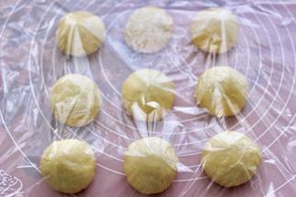 盖上保鲜膜松弛静置20分钟。