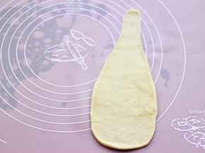 擀成长条形状后，再竖向擀成长长的三角形，如图。