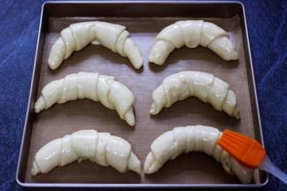 发好后，从烤箱取出来，在表面刷上薄薄一层蛋液。