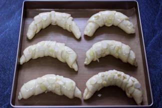 再撒上杏仁片。