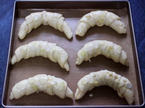 再撒上杏仁片。