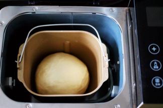 面团整成圆形，放入盆内，盖上保鲜膜，进行第一次发酵。