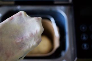 然后切一小块面团慢慢抻开，看到手套膜已经很薄，到了扩展阶段，面团已经揉到位了。