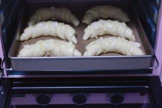 烤箱170度提前预热10分钟后，把牛角面包放入烤箱，上下管170度烤18-20分钟，注意观察颜色，上色后盖上一张锡纸。