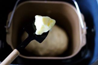 这个时候面团属于伸展阶段，加入室温软化的黄油，再次启动面包机揉面23分钟。